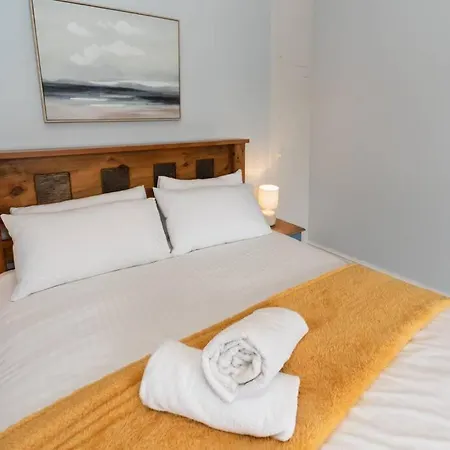 Looe Beach House: Coastal Views, Parking & Pool Access Exterior photo