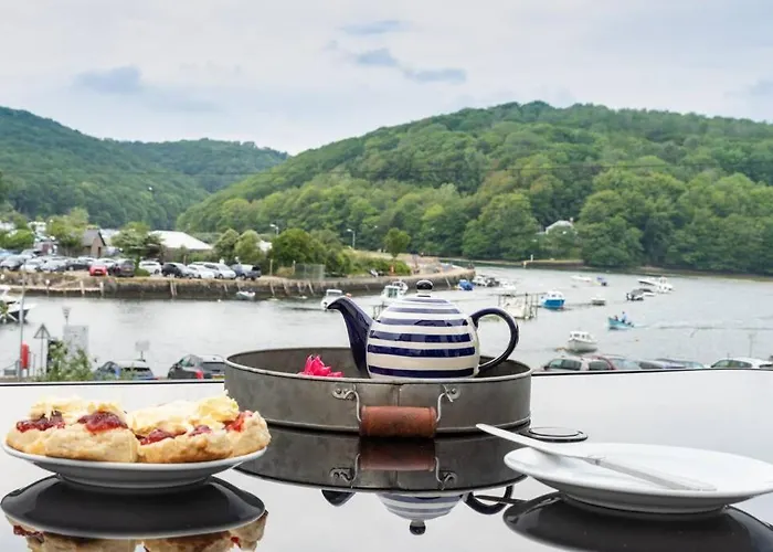 Large House In Looe, Near Beach And Bars With Great Views, Free Parking And Free Access To A Nearby Indoor Swimming Pool