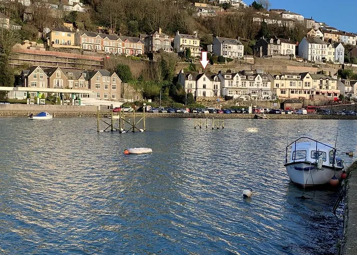 Large House In Looe, Near Beach And Bars With Great Views, Free Parking And Free Access To A Nearby Indoor Swimming Pool