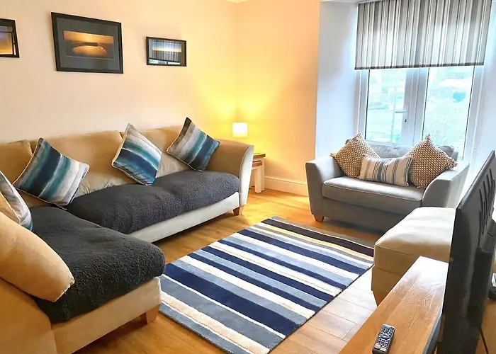 Large House In Looe, Near Beach And Bars With Great Views, Free Parking And Free Access To A Nearby Indoor Swimming Pool