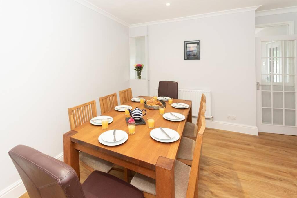 House: Coastal Views, Parking & Pool Access Holiday home *