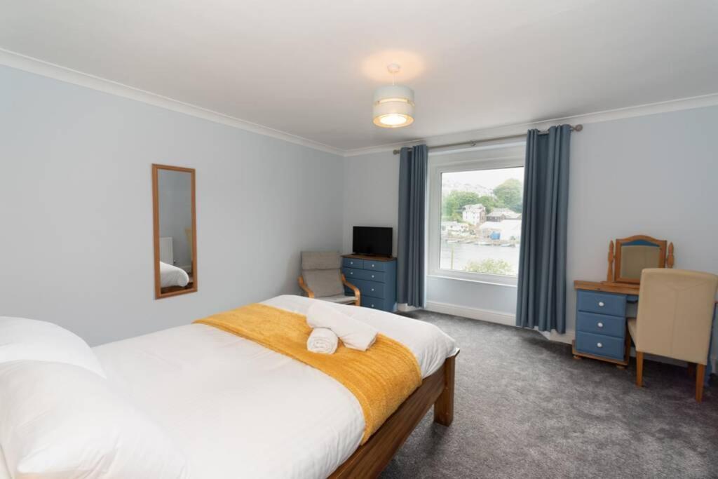 Large House In Looe, Near And Bars With Great Views, Free Parking And Free Access To A Nearby Indoor Swimming Pool Дом отдыха