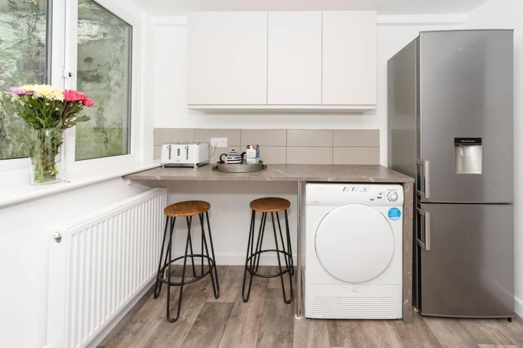 Дом отдыха Large House In Looe, Near And Bars With Great Views, Free Parking And Free Access To A Nearby Indoor Swimming Pool *