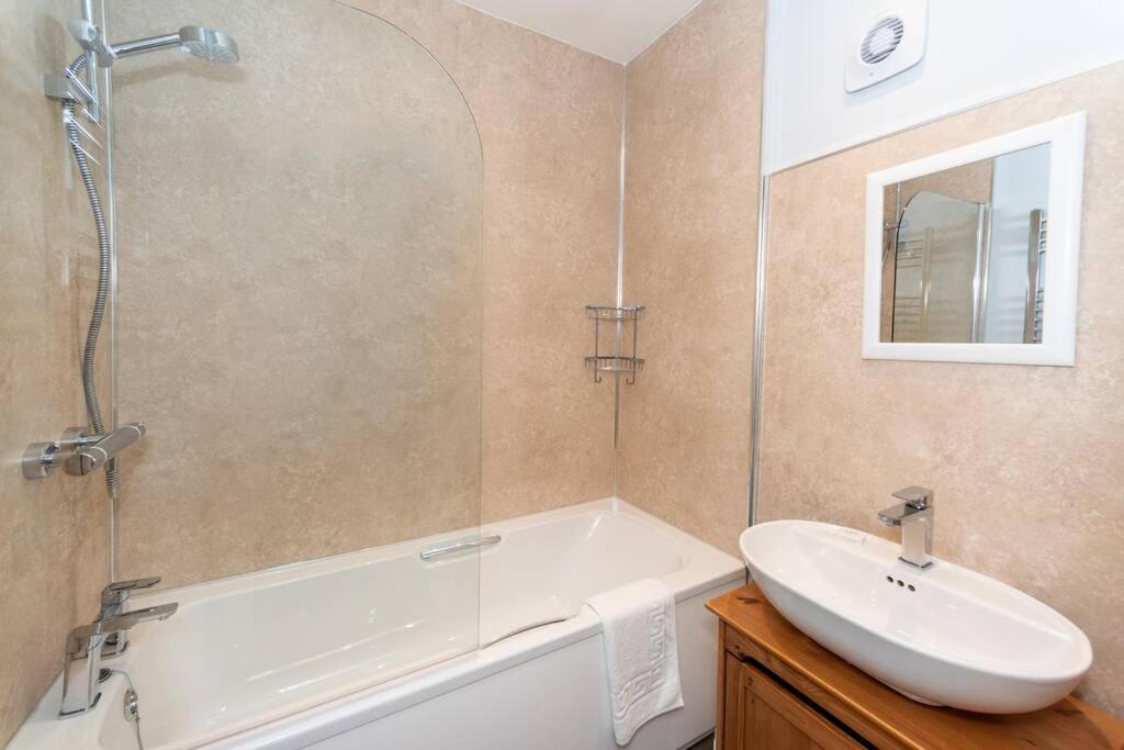 House: Coastal Views, Parking & Pool Access Holiday home *