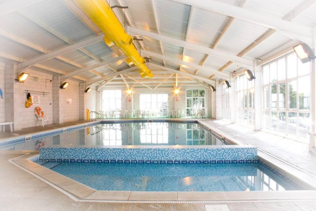 House: Coastal Views, Parking & Pool Access Looe
