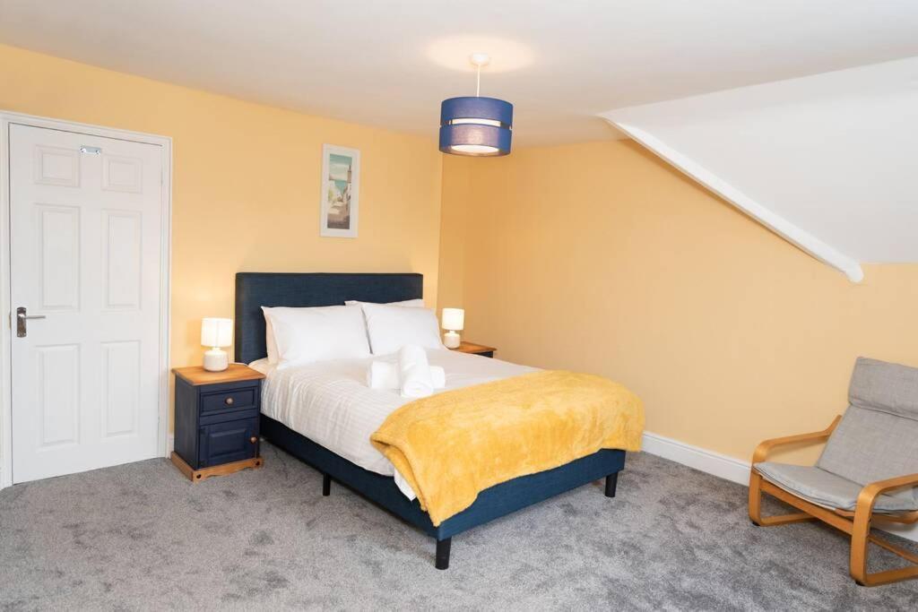 House: Coastal Views, Parking & Pool Access Looe