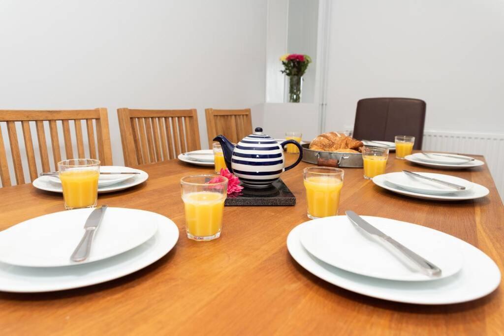 Large House In Looe, Near And Bars With Great Views, Free Parking And Free Access To A Nearby Indoor Swimming Pool * Лу
