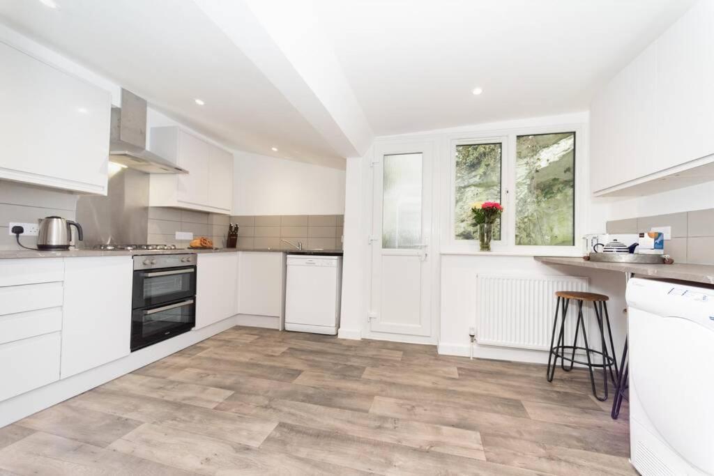 House: Coastal Views, Parking & Pool Access Holiday home *