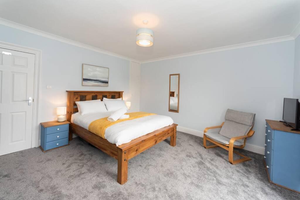 House: Coastal Views, Parking & Pool Access Holiday home Looe