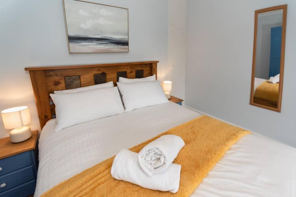 Large House In Looe, Near And Bars With Great Views, Free Parking And Free Access To A Nearby Indoor Swimming Pool