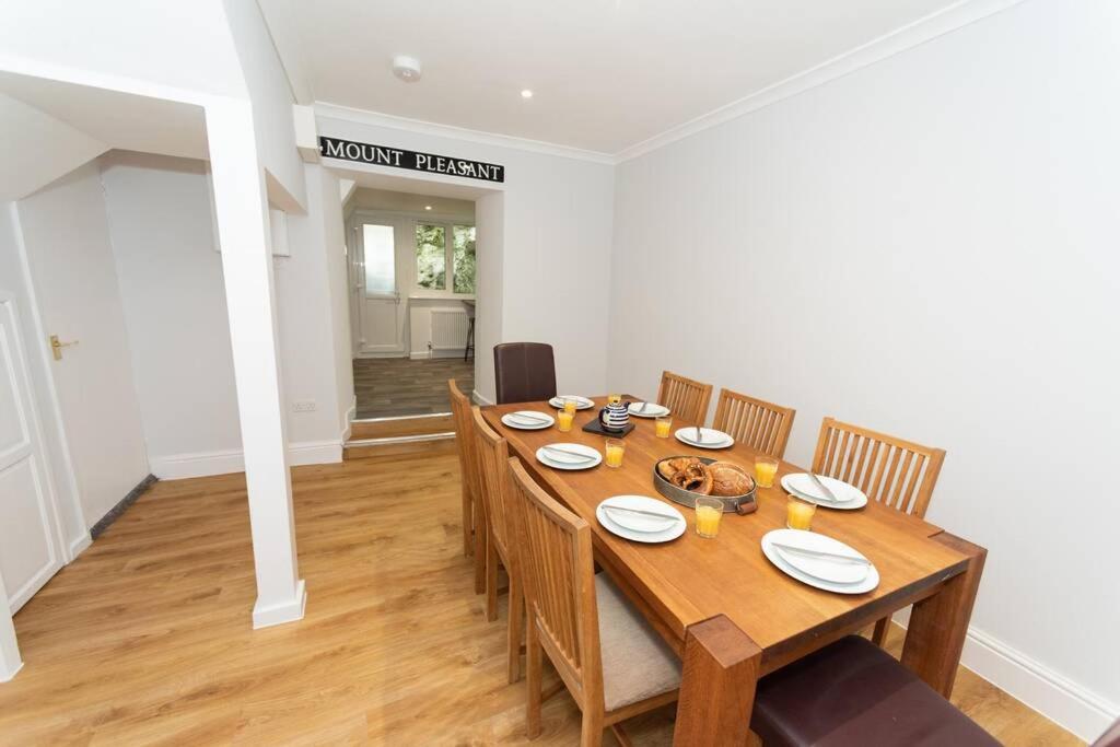 House: Coastal Views, Parking & Pool Access Looe