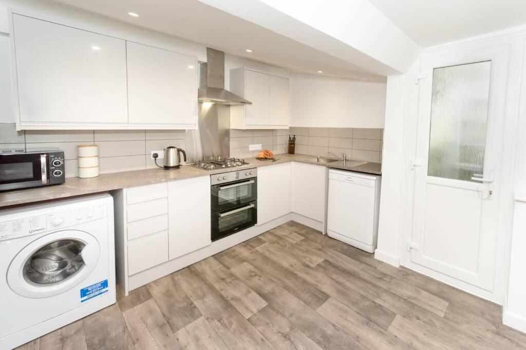 House: Coastal Views, Parking & Pool Access Holiday home *