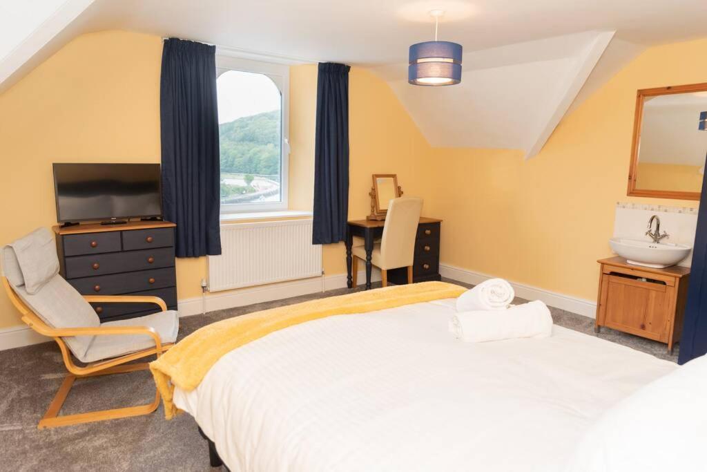 House: Coastal Views, Parking & Pool Access