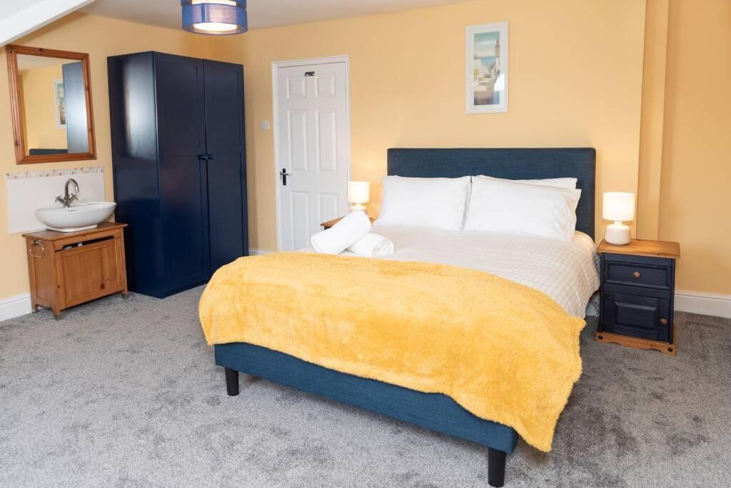 House: Coastal Views, Parking & Pool Access Holiday home Looe
